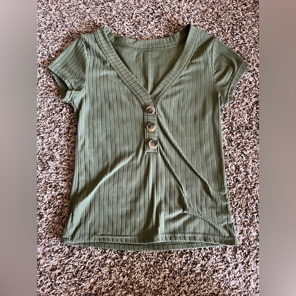 Olive green semi crop top with low cut - Picture 3 of 6
